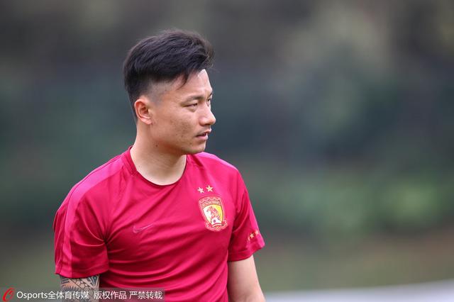 骠叔（董骠 饰）与老婆骠婶（沈殿霞 饰）、二女儿（李丽珍 饰）、小女儿住在公屋里，已成婚了的年夜女儿与女婿但愿能搬到骠叔家同住。但原本骠叔家中当场方狭窄，此刻又迎来行将生养的年夜女儿与女婿。加上现居的方圆情况复杂，对老婆女儿们的收支造成良多的困扰。原本经济情况不算太好的骠叔，决议在喷鼻港楼价不不变的状况下搬场。在寻觅新家的进程中，十分困难找到了一层便宜的住房。一家六口欢欣鼓舞的搬进了新家，心想就此安身立命了。但没想到地产成长商看中了四周的土地用作贸易用处，诡计攫取暴利。地产商用卑劣手段试图赶走骠叔，骠叔一家决议与邻人一路抵当地产商，誓要保卫家园。